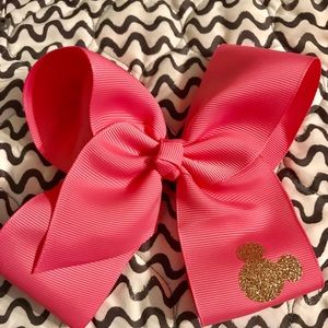 FREE customization on this 6” Mickey Mouse bow 🎀